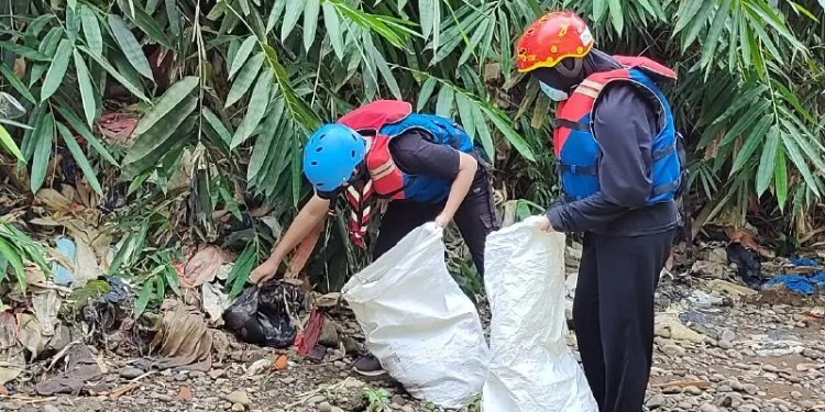 World Clean Up Day 2021, Pramuka Sako SPN Kota Depok Bersihkan Sungai Ciliwung